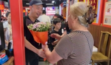 探访英雄的火锅店：栾留伟救人离开一年后 烟火气里的纪念和支持